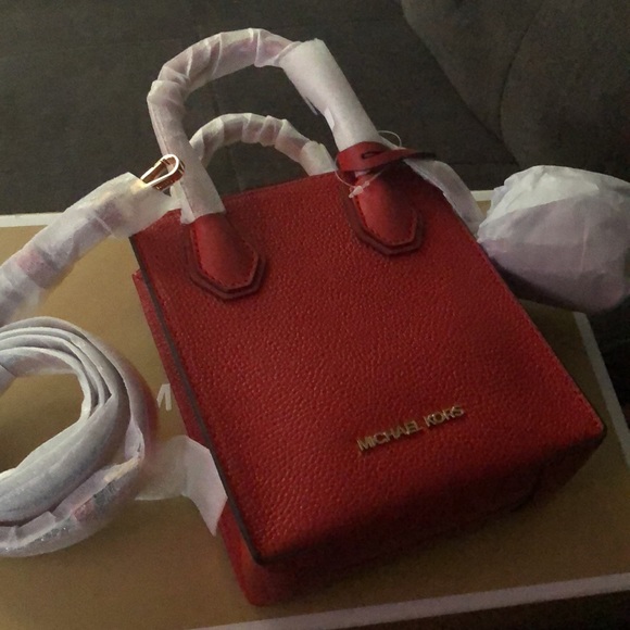 I am selling this Michael Kors bag for 250! I’ve never worn it out before! - Picture 3 of 3